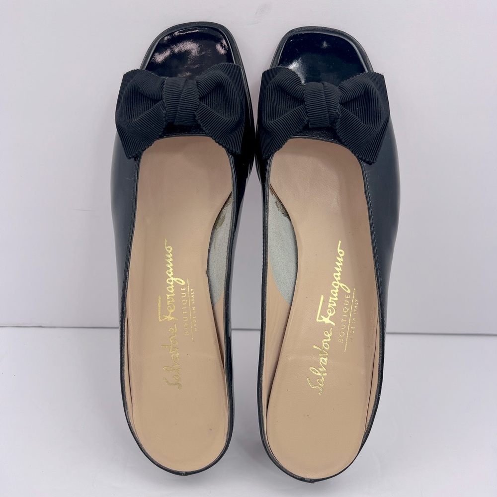SALVATORE FERRAGAMO PATENT LEATHER BLACK BOW ACCENT SLIDER,OPEN TOE, SIZE 7.5 2A